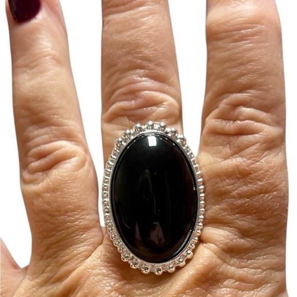 Jewelry - 🎉HP🎉Vintage Classic Black Statement Ring. So Elegant!🎉HP🎉